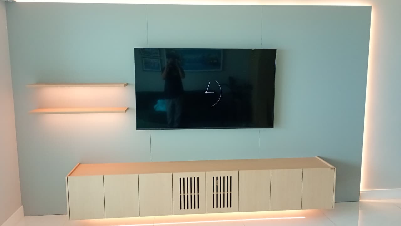 Painel de TV com rack suspenso