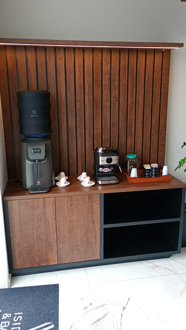 Cantinho do café montado com painel ripado e bancada