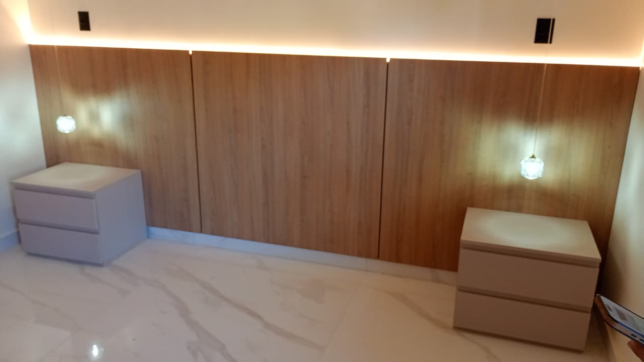 Dormitório com painel de cabeceira
